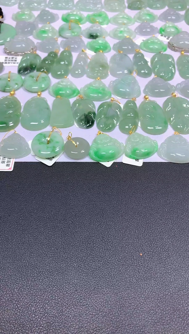 颈饰18K金镶嵌翡翠A货