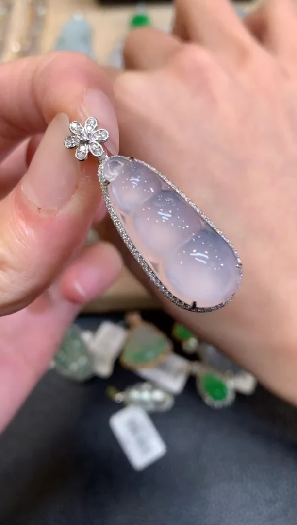 【闪购商品】翡翠颈饰18K金镶嵌福豆【无服务费】