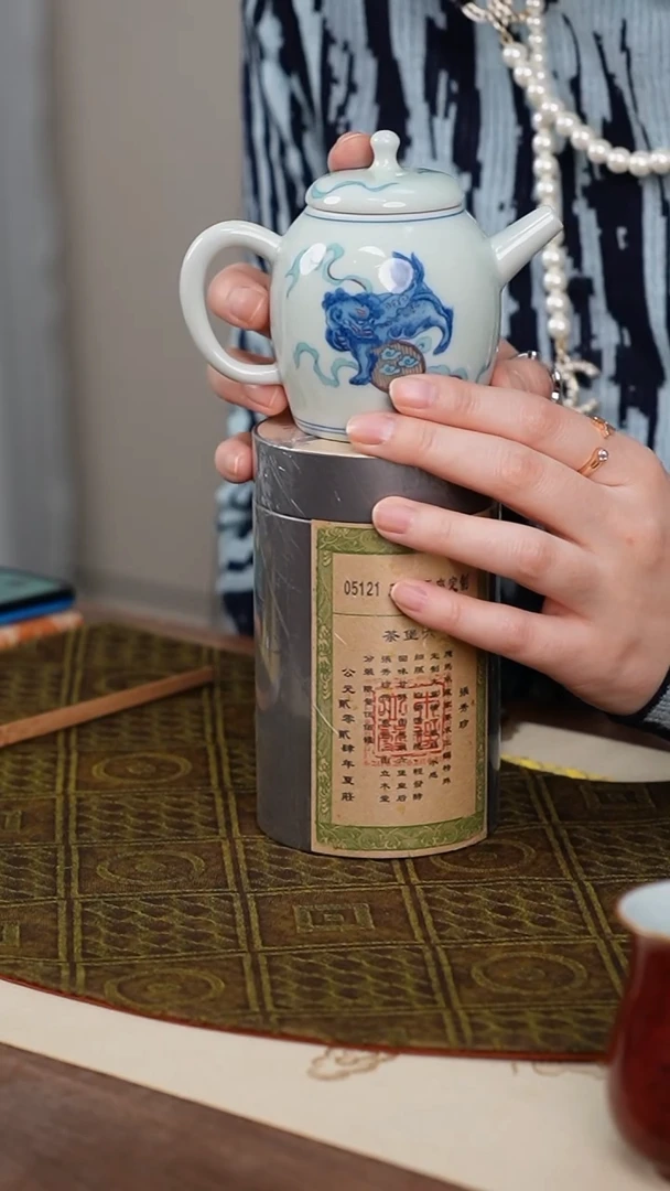 【闪购商品】05121一罐+狮子绣球瓷壶