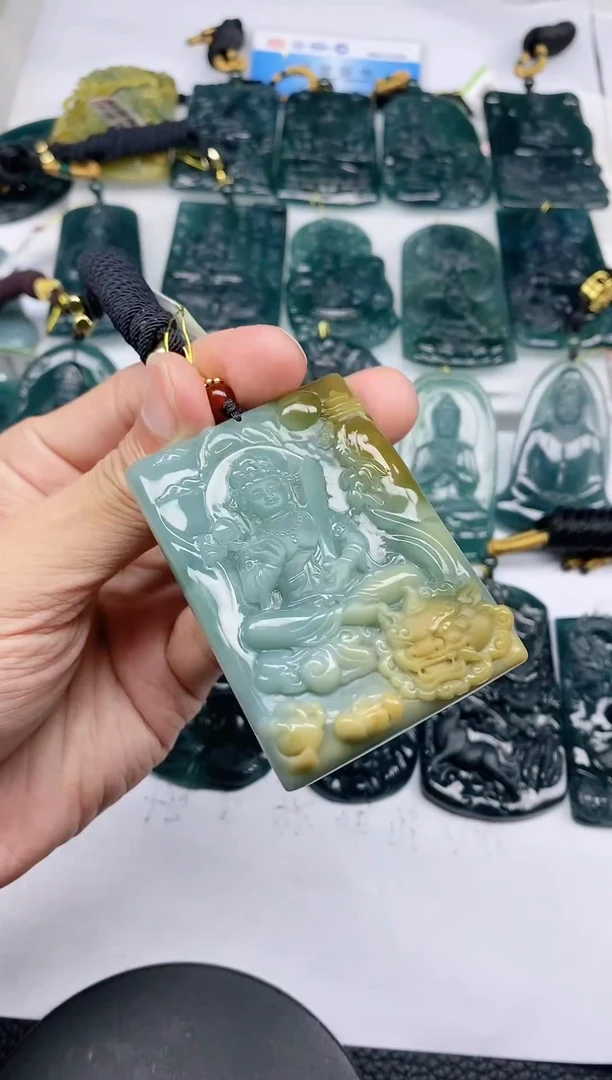 颈饰未镶嵌翡翠