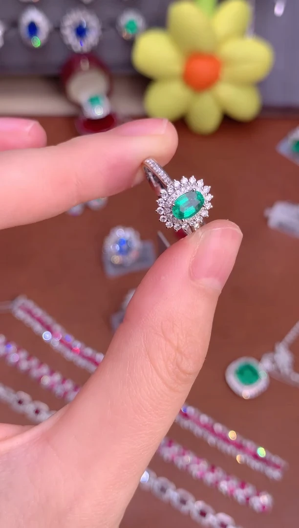 【闪购商品】祖母绿戒指18K金镶嵌0.5CT