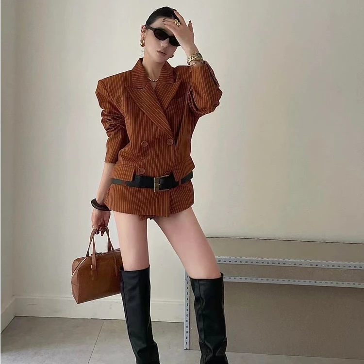 2025秋季新短款韩版宽松型条纹西装外套女设计感小众条纹西服外套