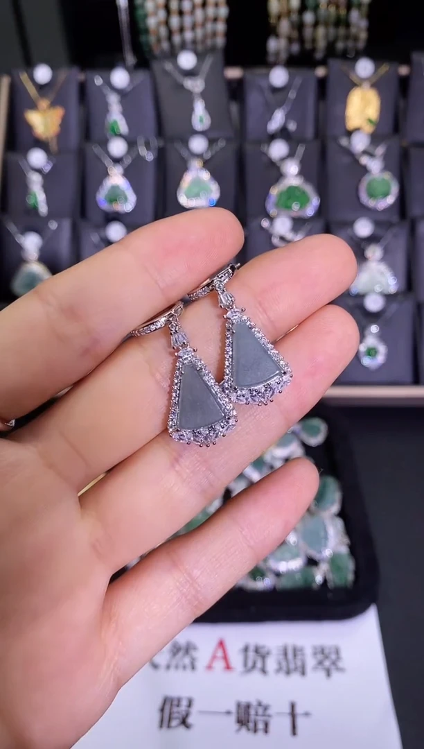 【闪购商品】翡翠吊坠(赠链)未镶嵌无事牌耳包