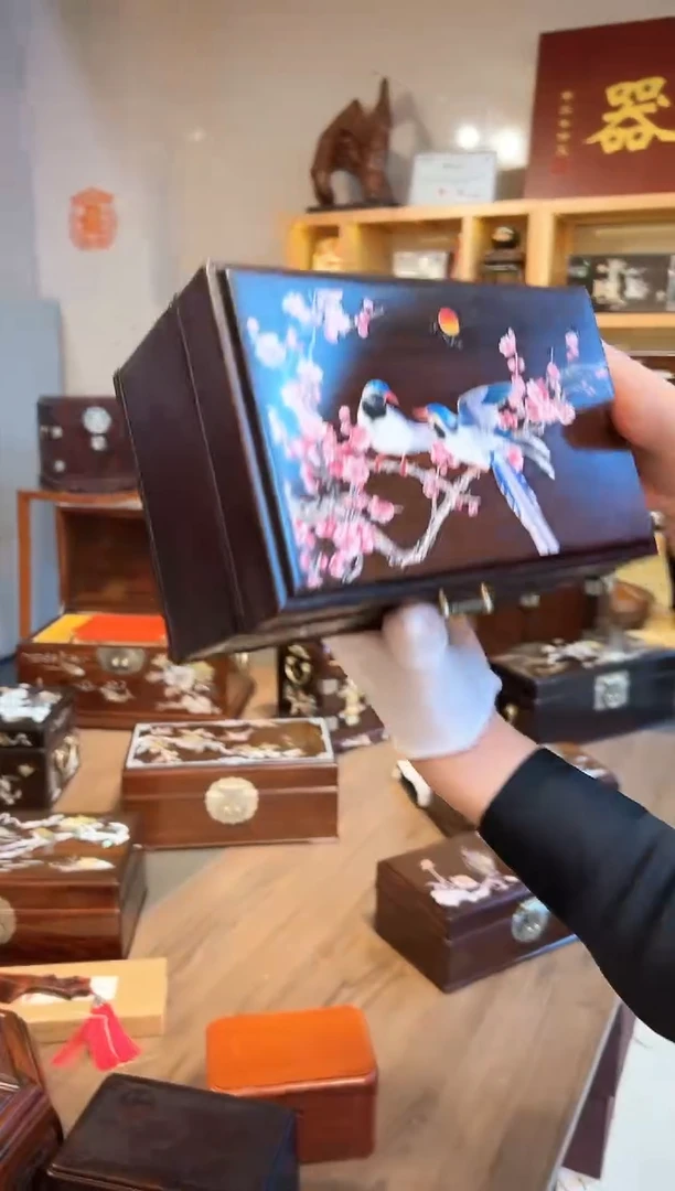 【闪购商品】红酸枝木类成套家具大红酸枝 彩绘沉铜线条盒梅花