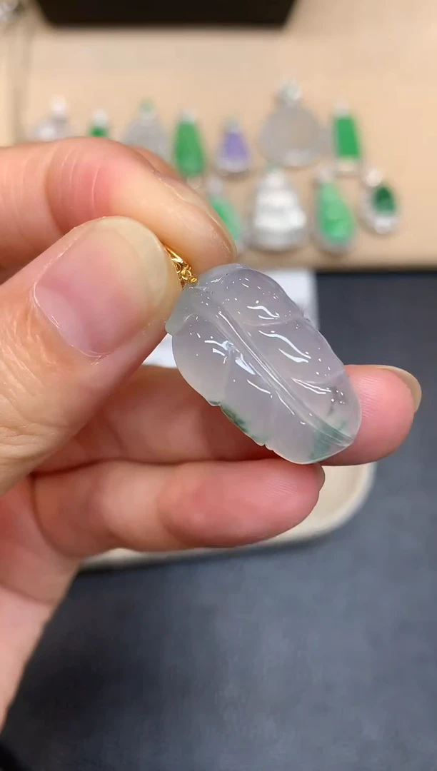 颈饰18K金镶嵌翡翠树叶【无服务费