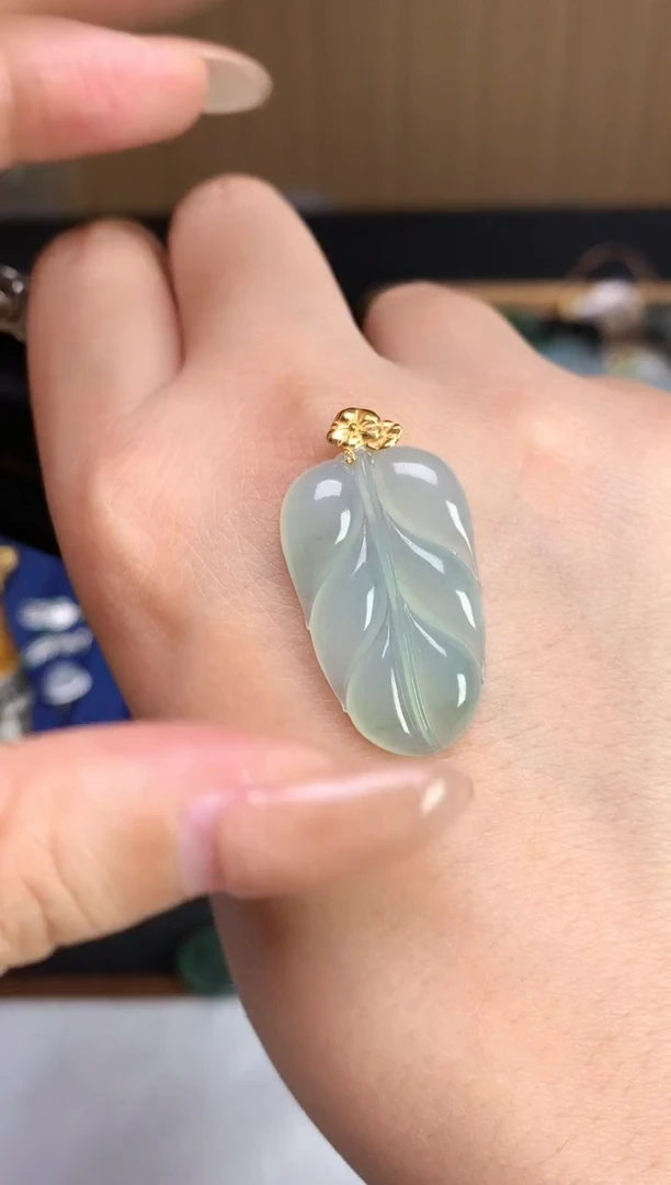 颈饰18K金镶嵌翡翠2025120101