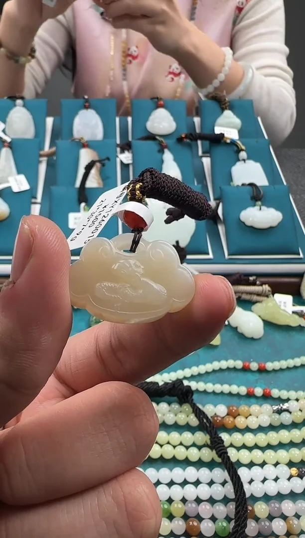 颈饰未镶嵌和田玉吊坠 XY