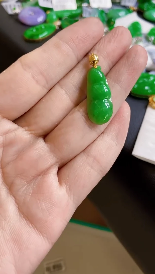 翡翠18K金镶嵌颈饰豆