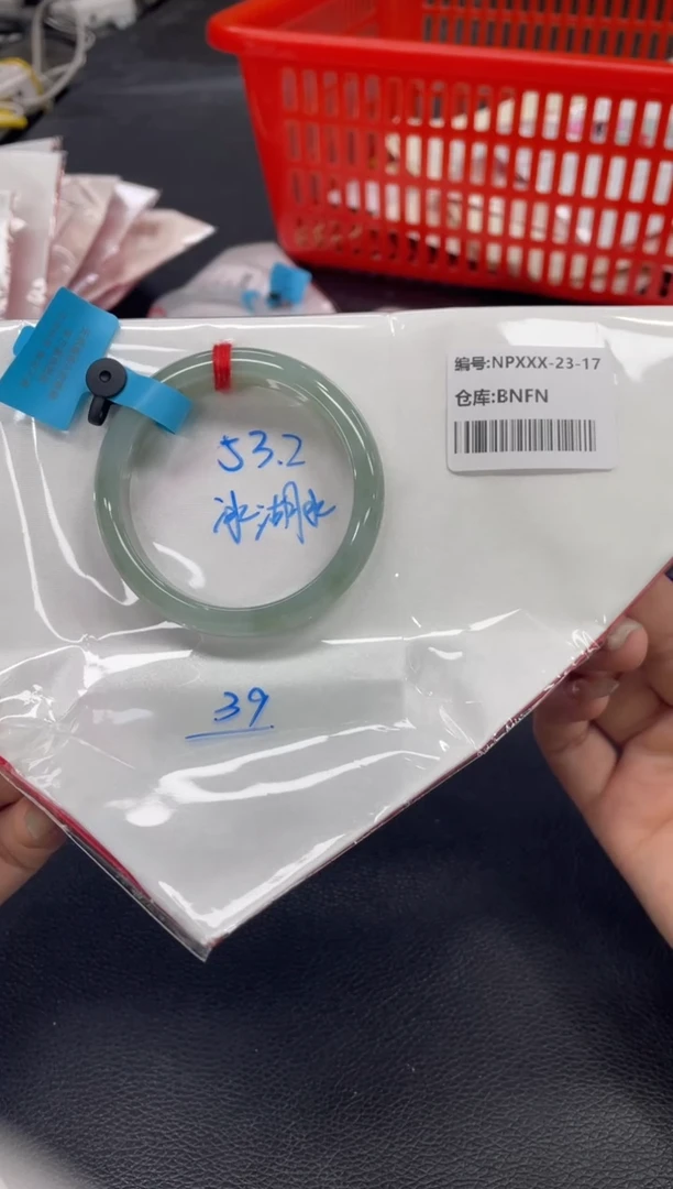翡翠手镯未镶嵌翡翠手镯