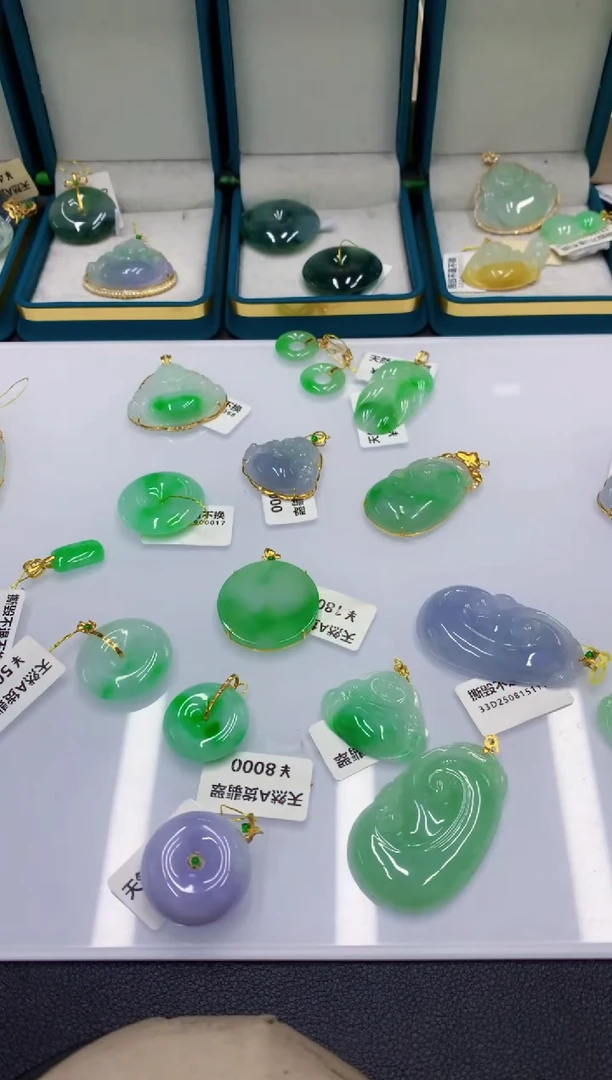 颈饰18K金镶嵌翡翠翡翠