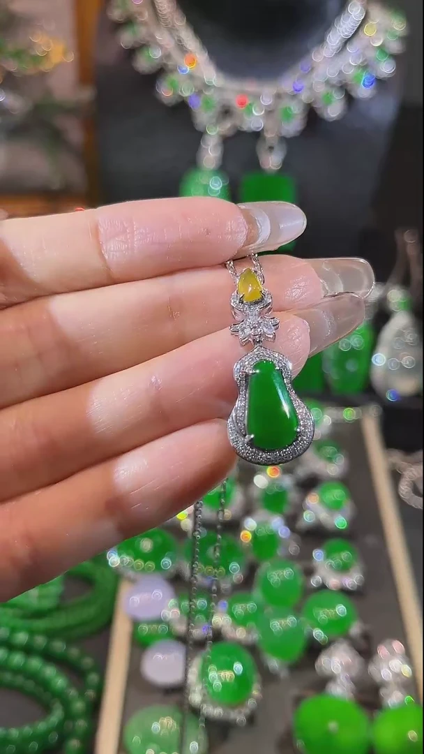 【闪购商品】翡翠吊坠(赠链)18K金镶嵌吊坠