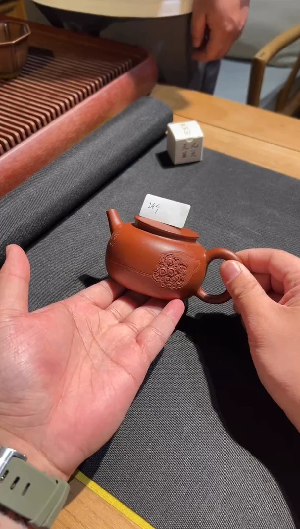【闪购商品】/徐霞紫砂壶（莲蓬）