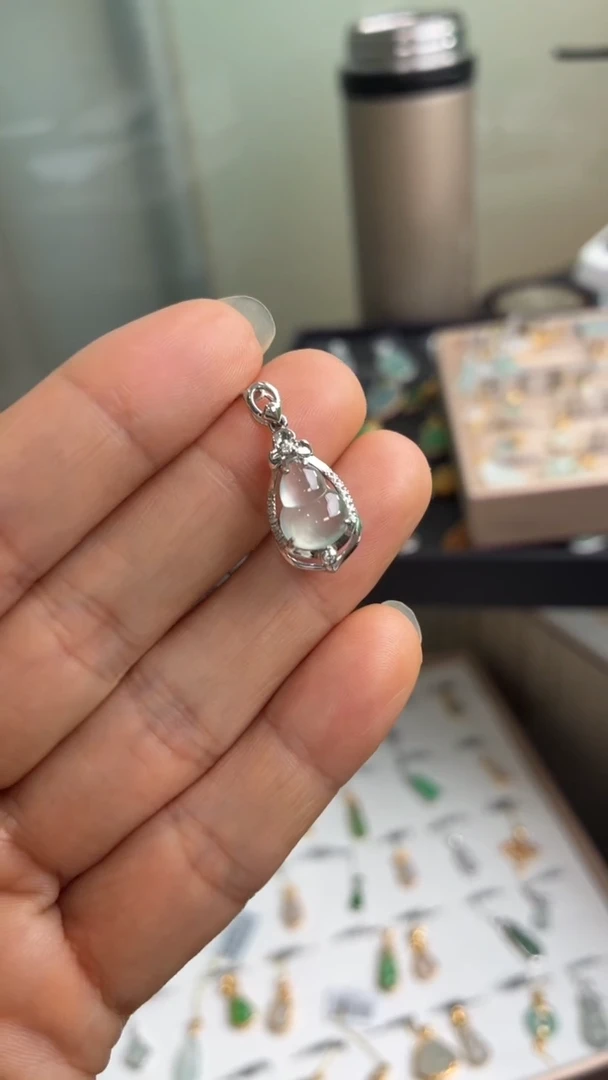 颈饰18K金镶嵌翡翠天然翡翠A货