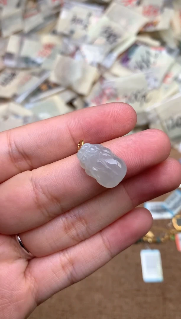 18K金镶嵌挂件翡翠一