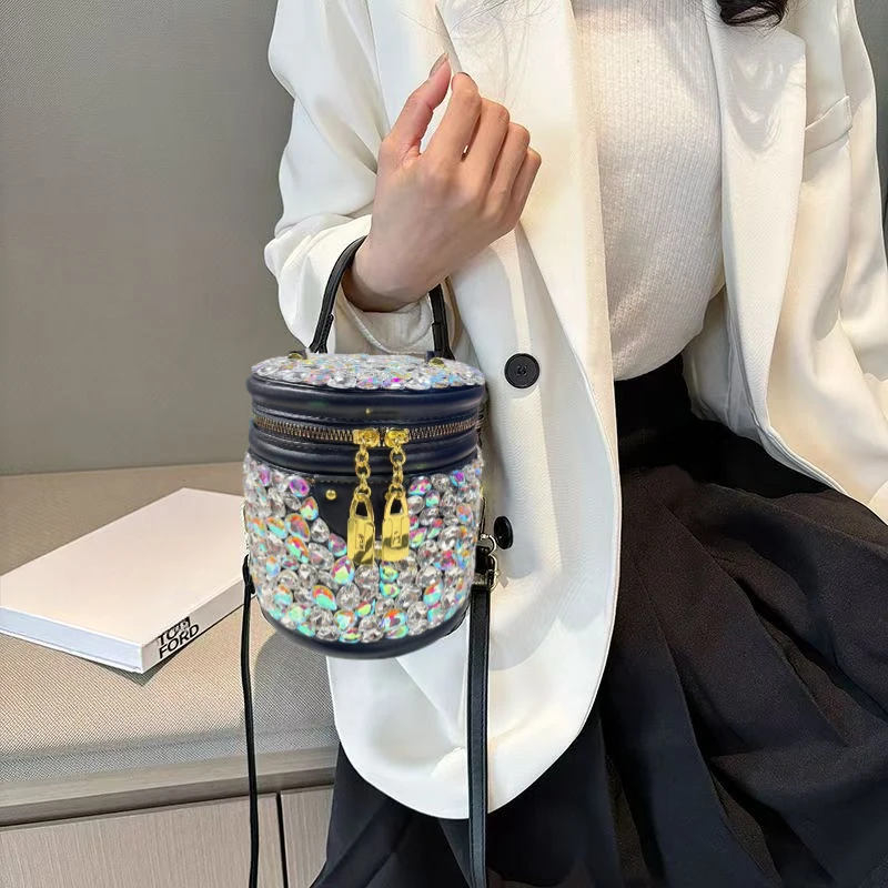 2025新小众外出单肩包斜挎大容量桶包精致洋气上档次女爆款发财桶