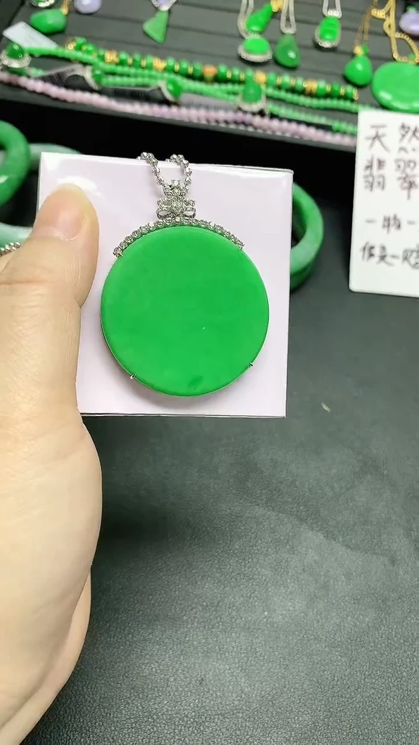 颈饰18K金镶嵌翡翠K****宝赠礼盒证书