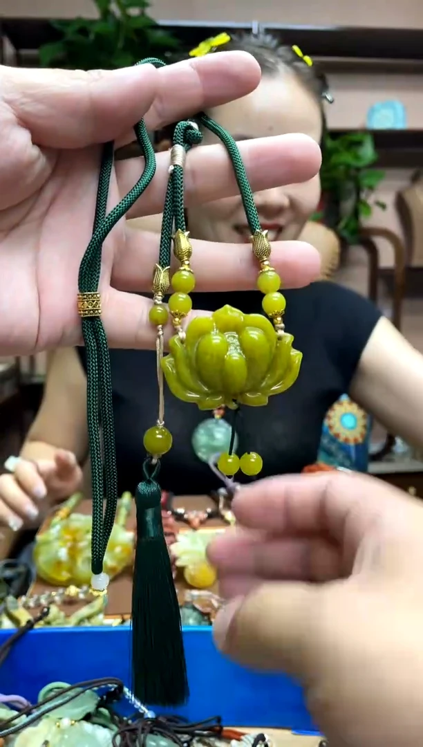 未镶嵌岫玉颈饰多样性发货发其中之一