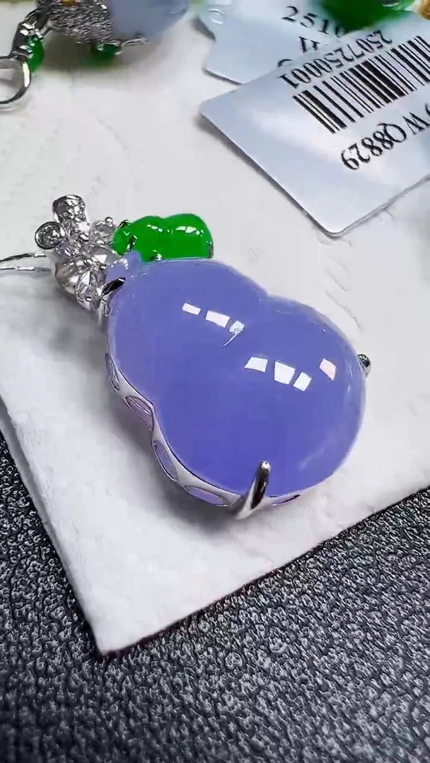 颈饰18K金镶嵌翡翠左*葫芦