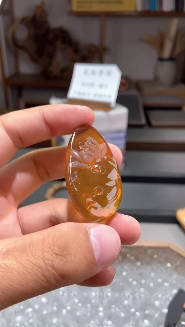 琥珀颈饰未镶嵌莲花