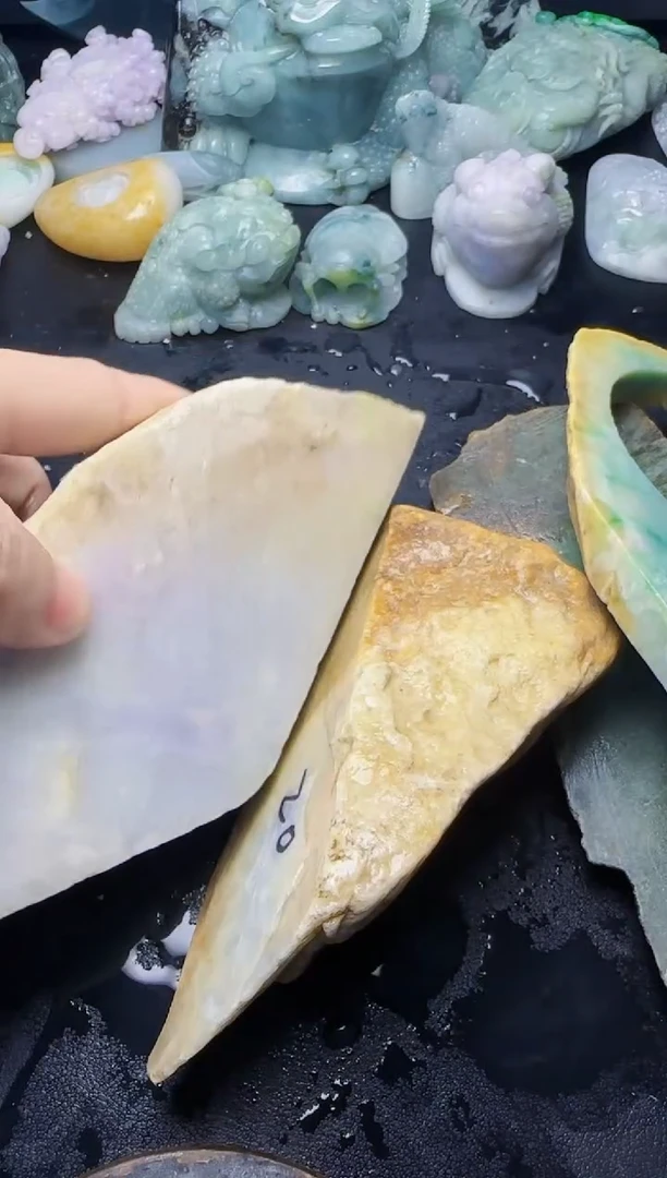 颈饰未镶嵌翡翠像**月46