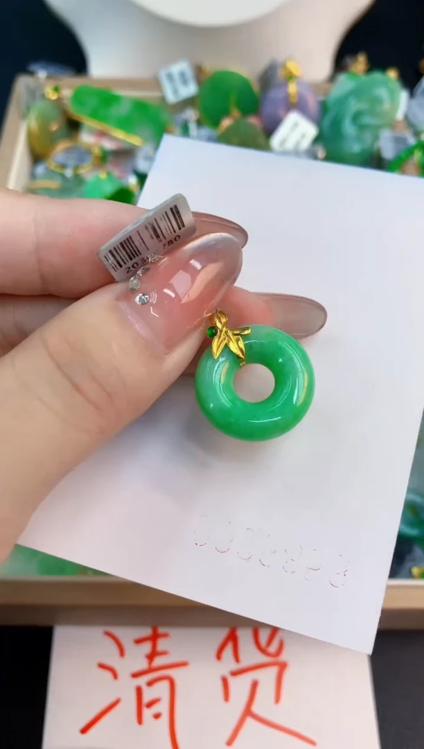 翡翠未镶嵌颈饰1