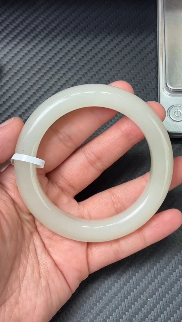 未镶嵌手镯和田玉和田黑山微色差57+hm