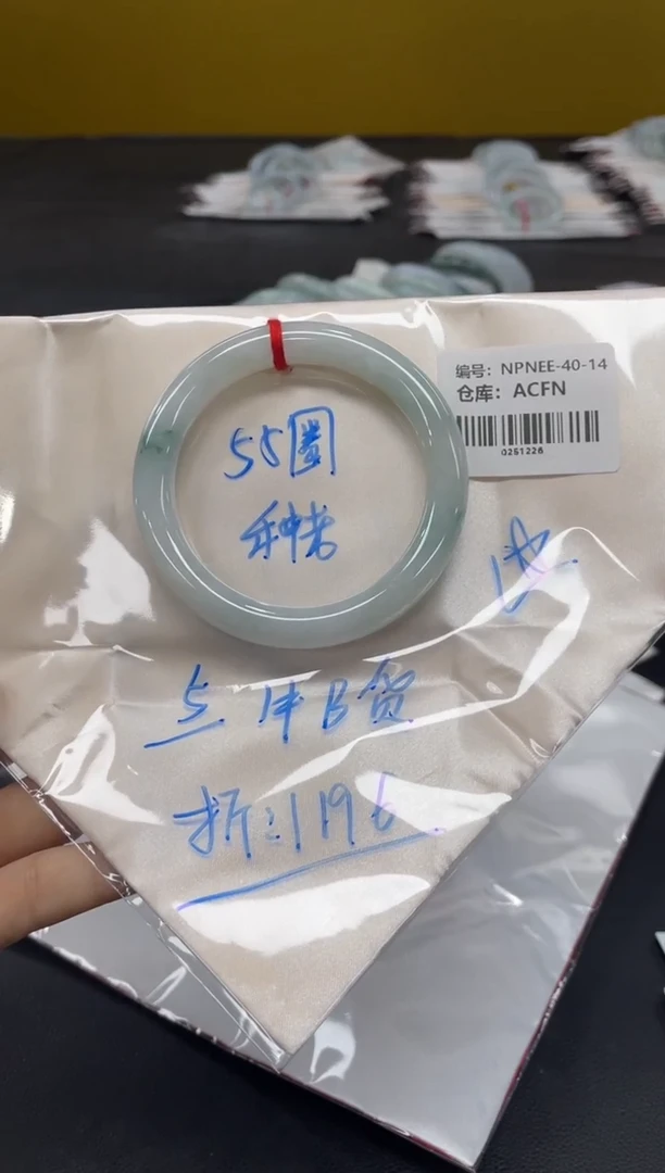 未镶嵌手镯翡翠不****?翡翠手镯
