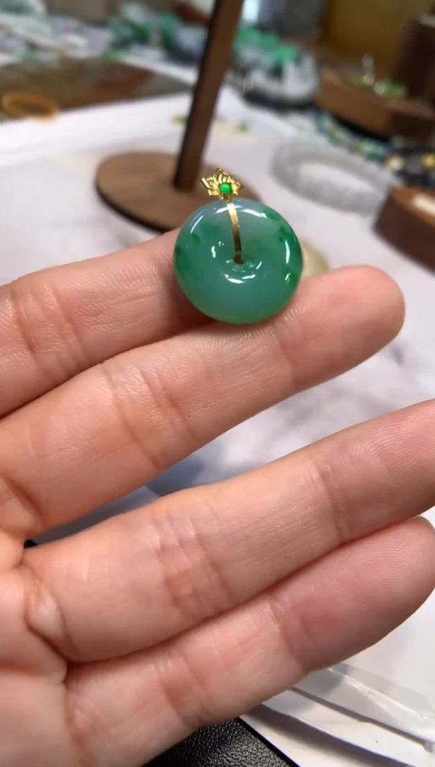 颈饰18K金镶嵌翡翠平安扣