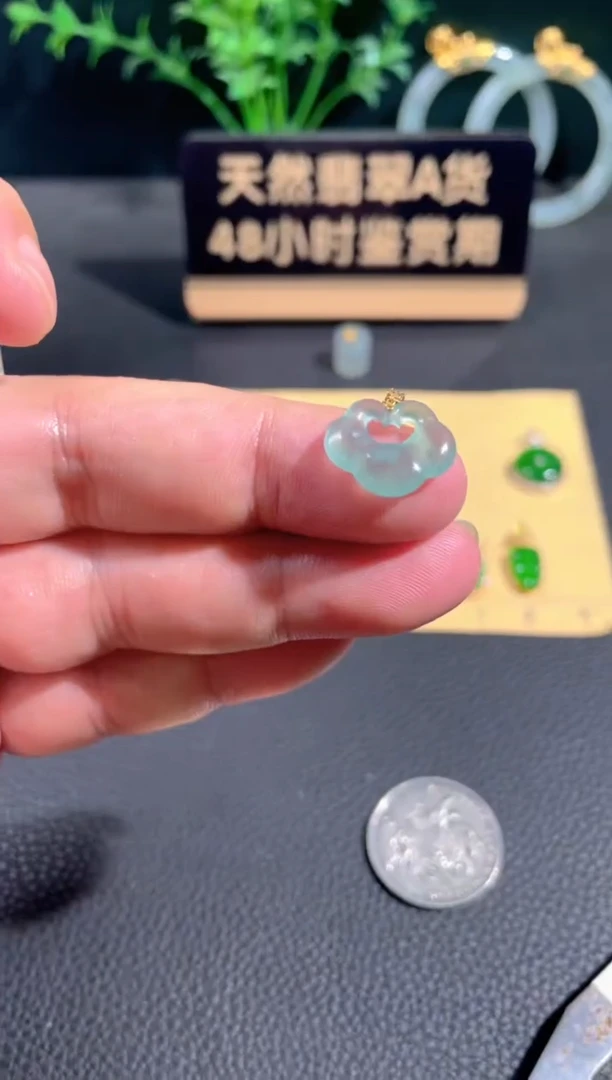 翡翠18K金镶嵌颈饰翡翠
