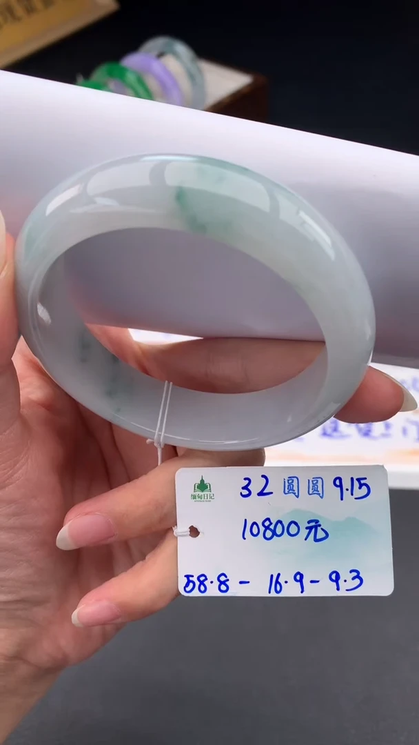 未镶嵌手镯翡翠自带#送人#，联系客服核对地址~