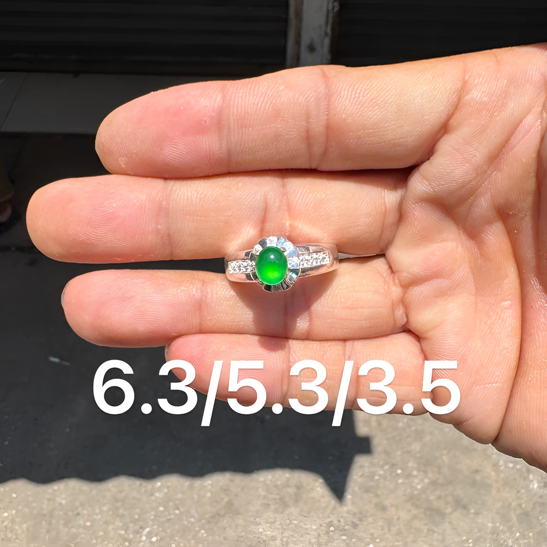 0606(小哪吒在源头)龙石种翡翠冰阳绿戒面干净肉细杠味荧光足M200