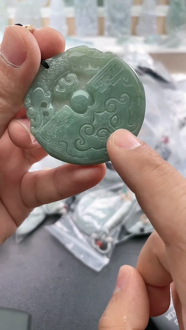 翡翠未镶嵌颈饰..../5/28/ 66