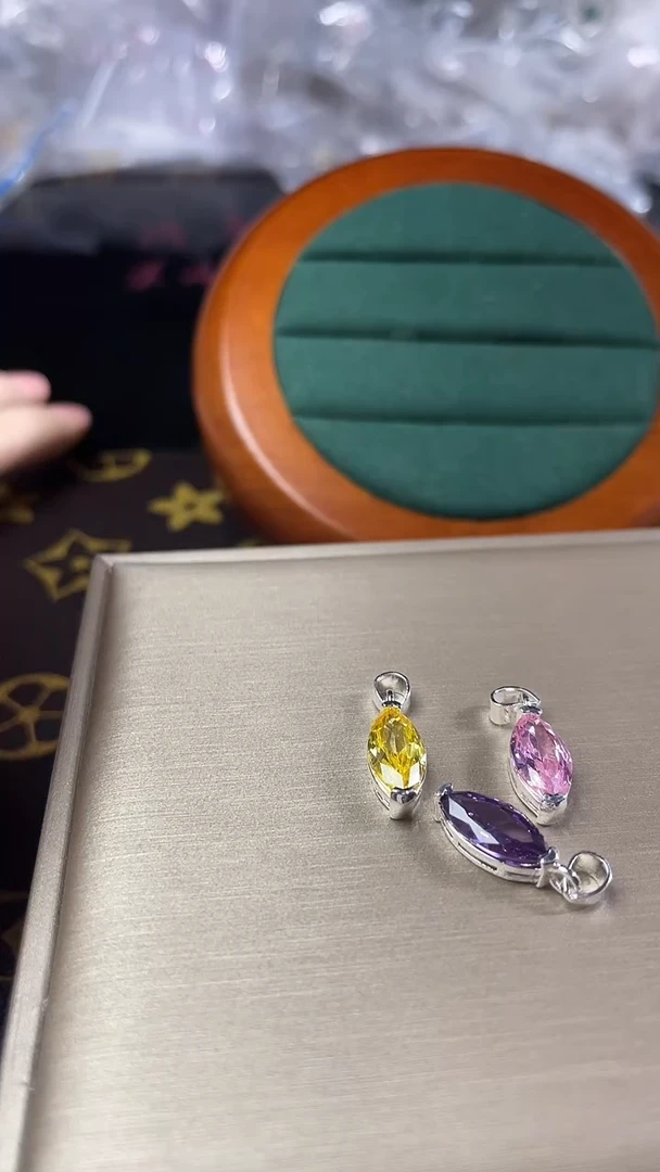 合金合成钻石女吊坠1.5