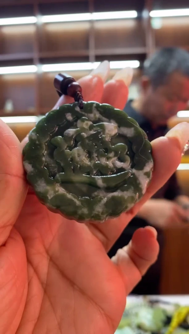 未镶嵌蛇纹石玉吊坠