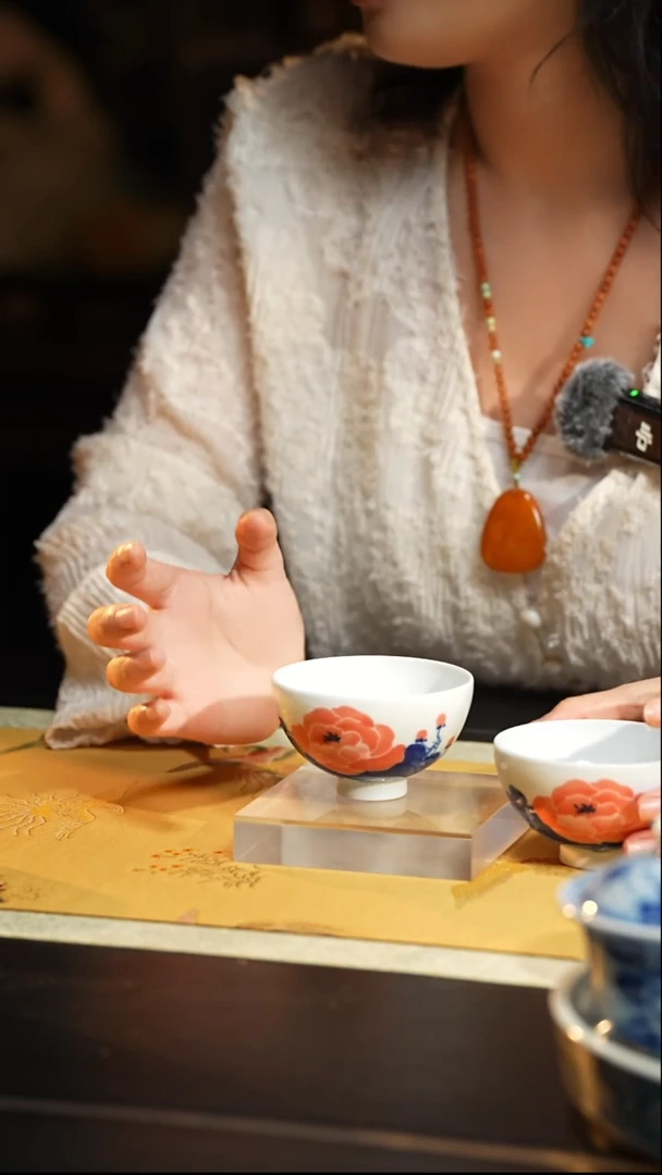 G繁色柴窑牡丹花鸡心杯