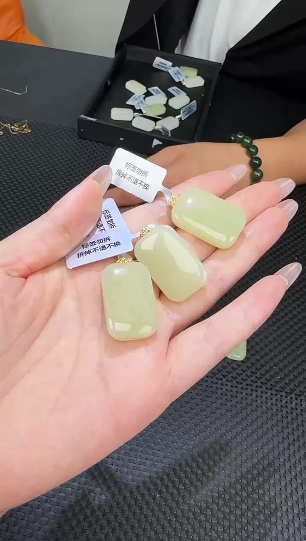 吊坠(不含链)18K金镶嵌和田玉一个，多样性发一件