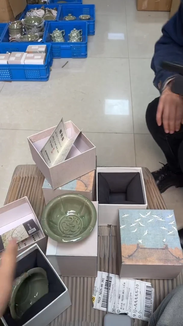 陶瓷纯手工秘色出筋葵口压手杯（一个）纹饰随机发