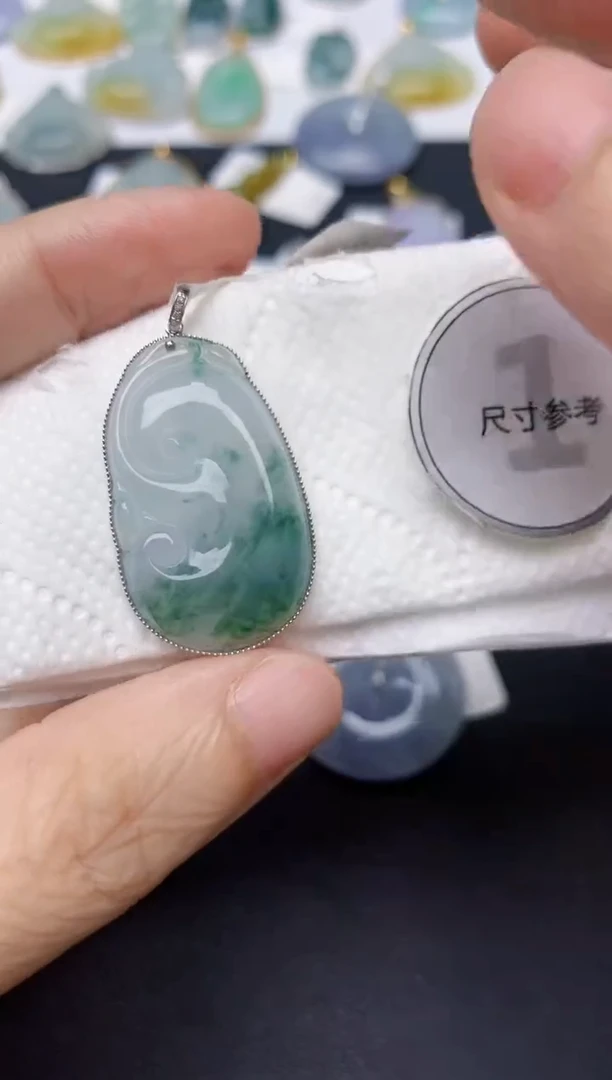 翡翠18K金镶嵌颈饰天然缅甸A货翡翠