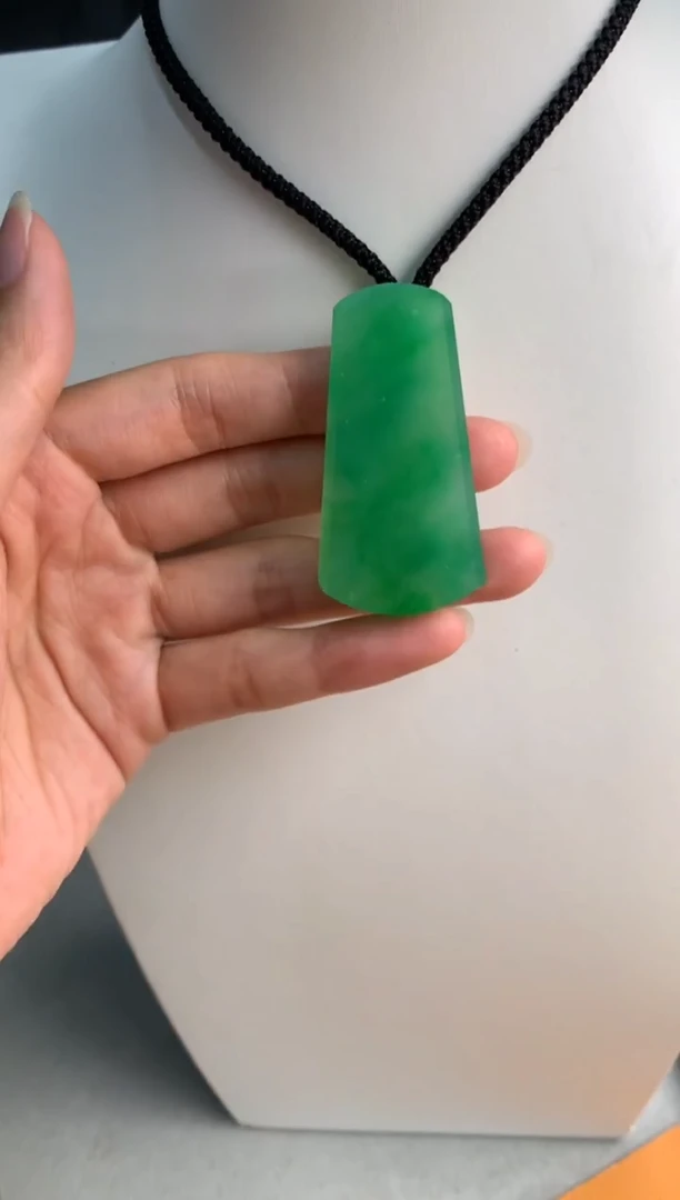 颈饰未镶嵌翡翠50.5-25.8-6.6有纹