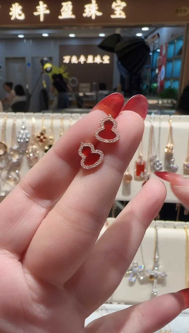 18K金镶嵌耳钉玛瑙/玉髓葫芦耳钉