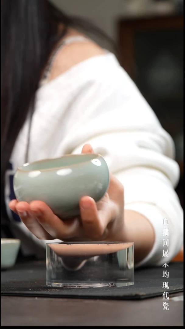 景德镇汝窑杯杯。