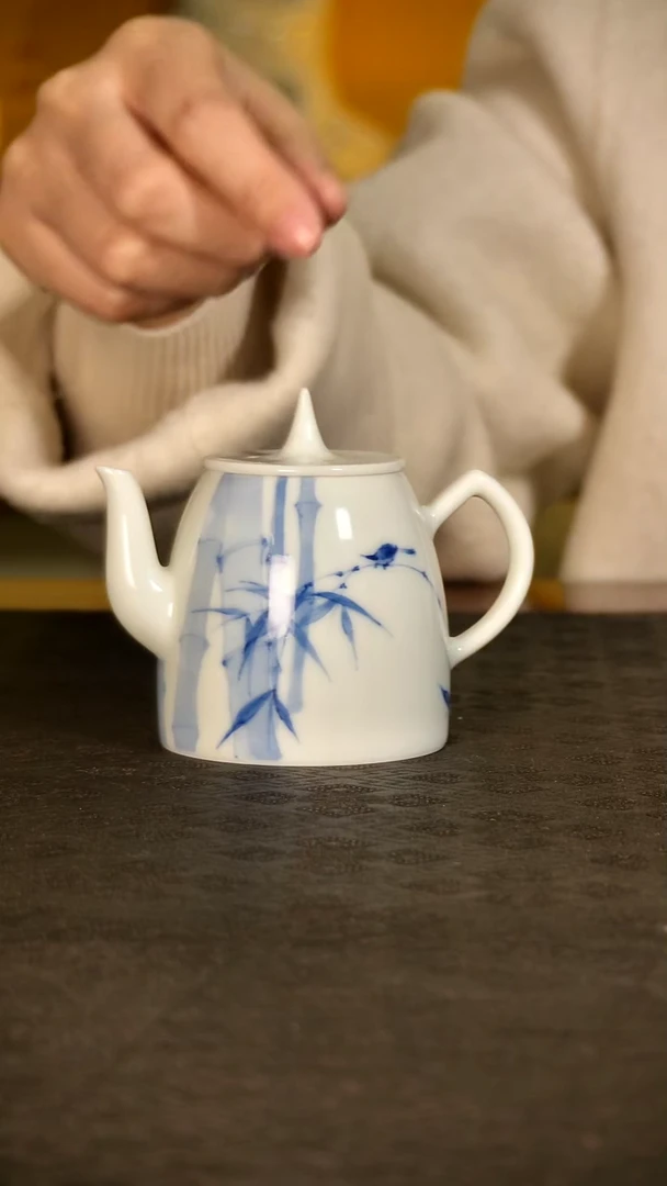 青花手绘竹子陶瓷壶