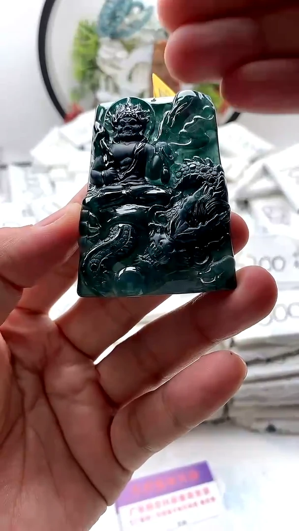 翡翠未镶嵌颈饰不动明王