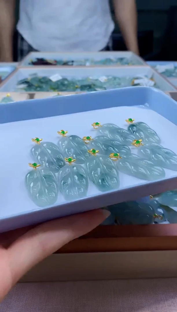 翡翠未镶嵌颈饰多样性发其一件