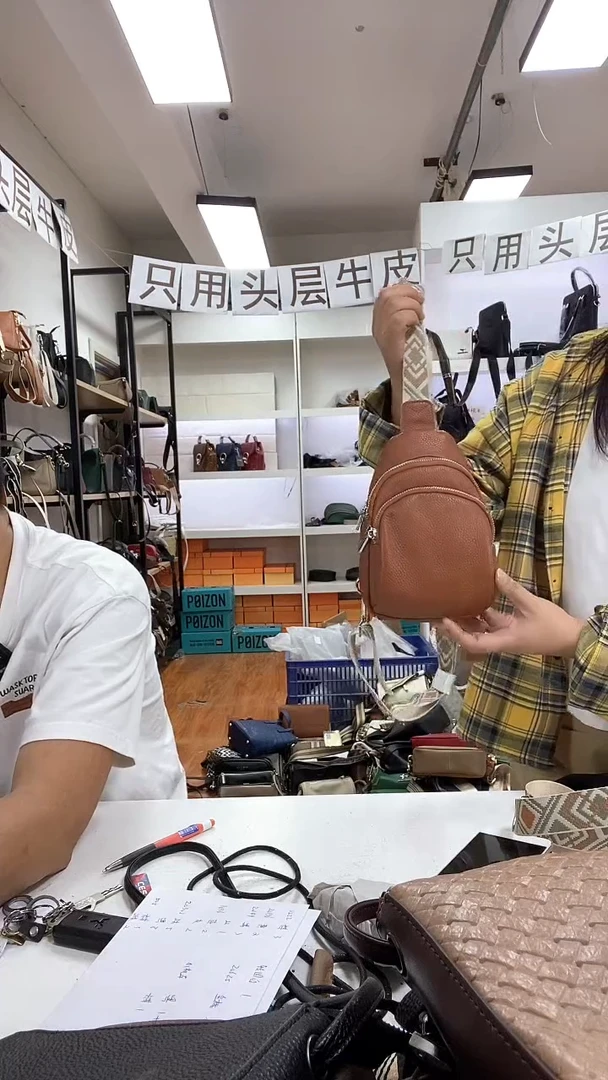 头层牛皮女款胸包黄色
