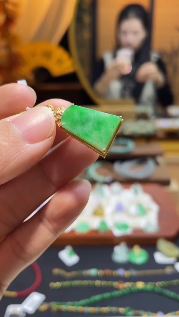 颈饰18K金镶嵌翡翠无事牌