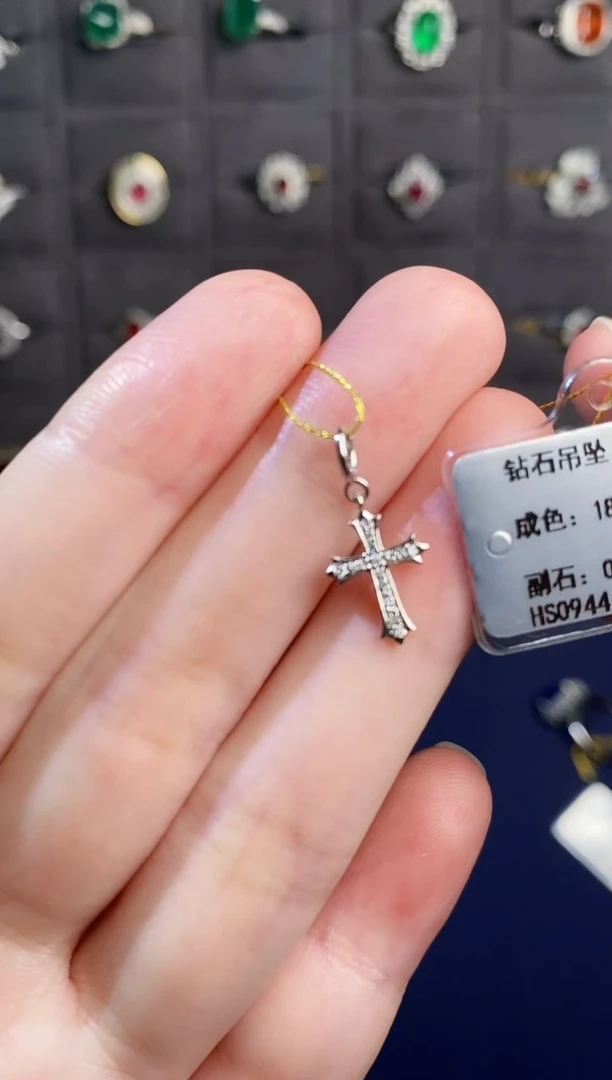 18K金镶嵌吊坠钻石多样性发一