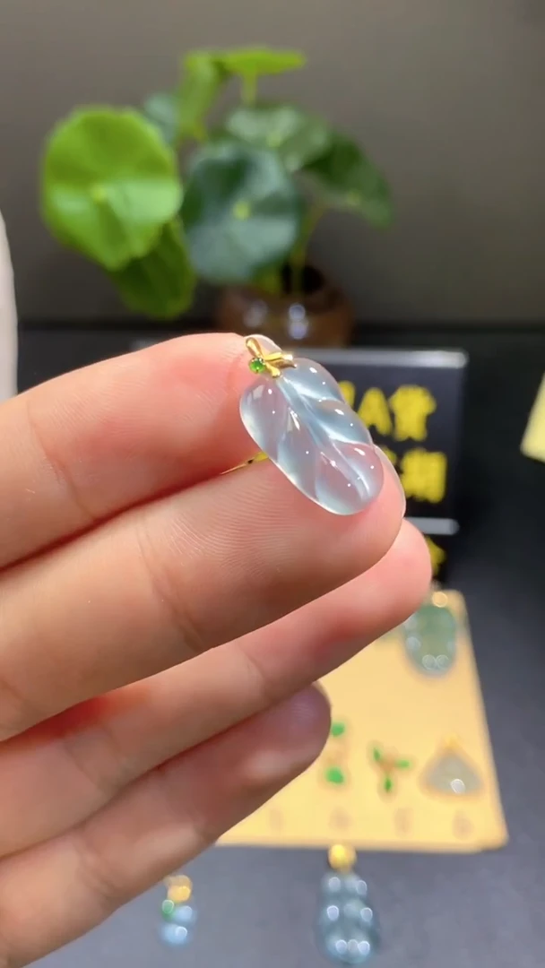 颈饰18K金镶嵌翡翠翡翠A货
