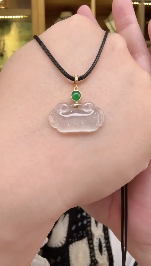 颈饰18K金镶嵌翡翠挂件