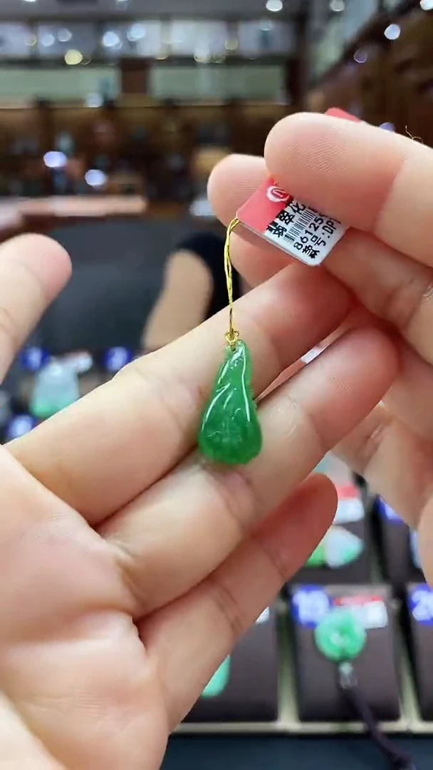 翡翠未镶嵌颈饰花件